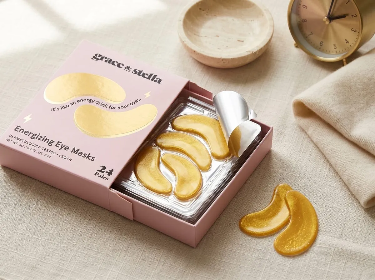 grace & stella Under Eye Masks first impression — gold hydrogel patches on tray